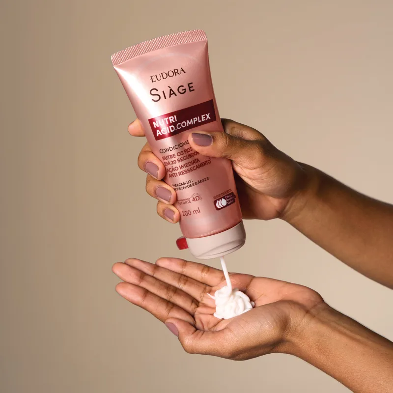 f41651c9-33ec-40d3-9b9d-a414c1c407d0-e58120-siage-nutri-acid-glow-complex-condicionador-mao.webp