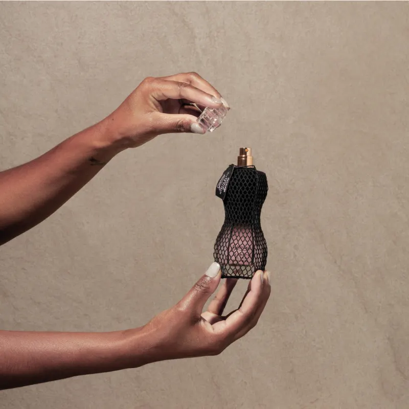 e0753799-e2f3-405a-a32b-437fea50993e-bot-52752-glamour-secrets-black-intense-maos-04.webp