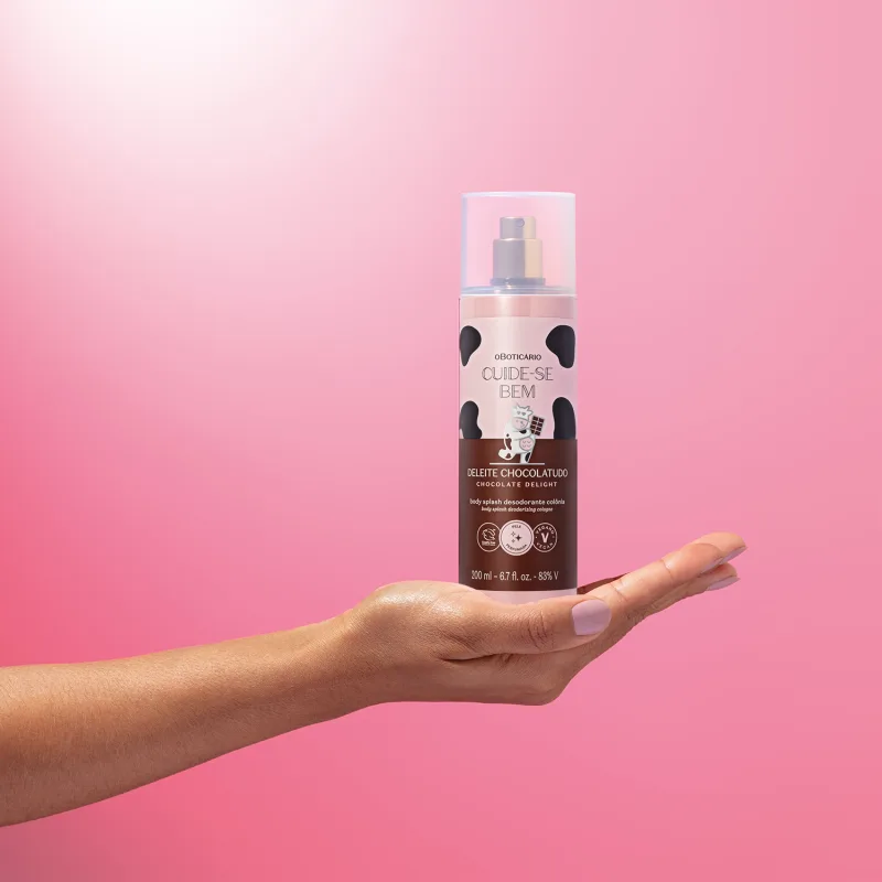 32f8ca34-dcef-4de8-a9d4-6c388bde871e-bot-58132-cuide-se-bem-de-leite-chocolatudo-body-splash-maos-03.webp