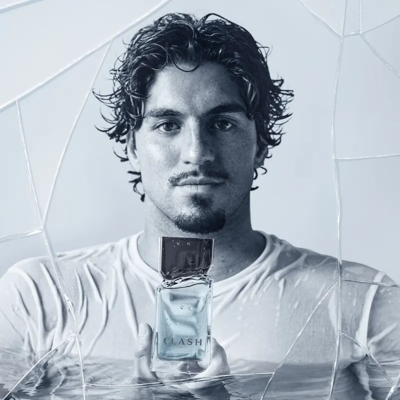 e17178d1-595f-40f9-9302-cc3e8f145e87-bot-50677-clash-desodorante-colonia-modelo-maos-03.webp
