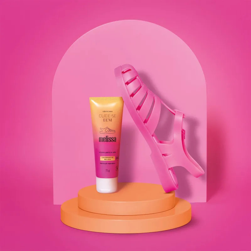 076f1b67-0ac6-44c6-8110-1c9bd5da4430-bot-52724-cuide-se-bem-melissa-creme-hidratante-pes-ambientada-04.webp