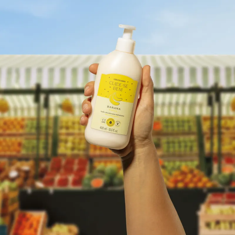 1621087b-2c0d-416d-b475-a103c68eb587-bot-cuide-se-bem-feira-banana-creme-hidratante-400ml-maos-03.webp