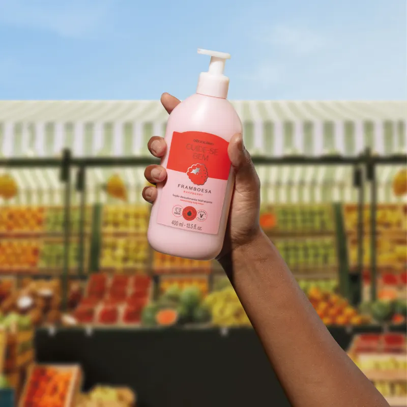 e266f716-f3b0-4f0c-b46f-3867ac956d70-bot-53794-cuide-se-bem-feira-framboesa-creme-hidratante-400ml-maos-03.webp