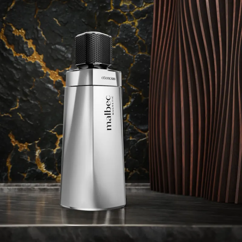 a256af47-12d5-43ec-b021-694b8ecf2305-bot-84390-malbec-magnetic-desodorante-colonia-ambientada-03.webp
